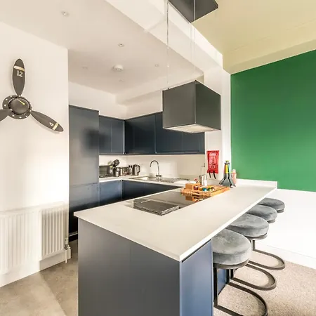 Modern Spitfire With Free Parking By Prescott * Bristol