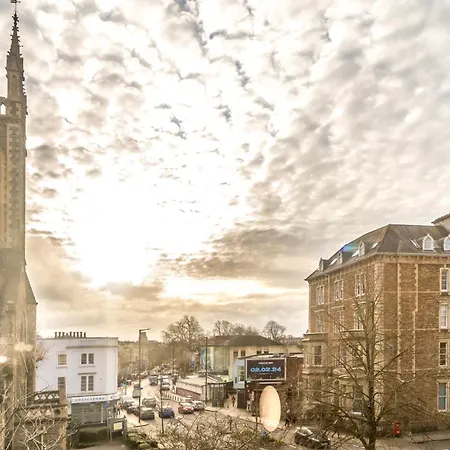 Centralised Spitfire With Free Parking By Prescott Apartments *